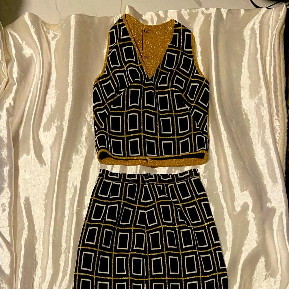VINTAGE!! This is a 2 piece set. Long skirt with high slit on side.